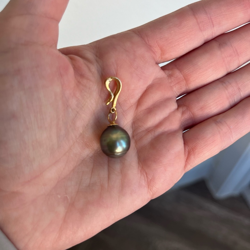 Genuine black pearl pendant with 14k gold